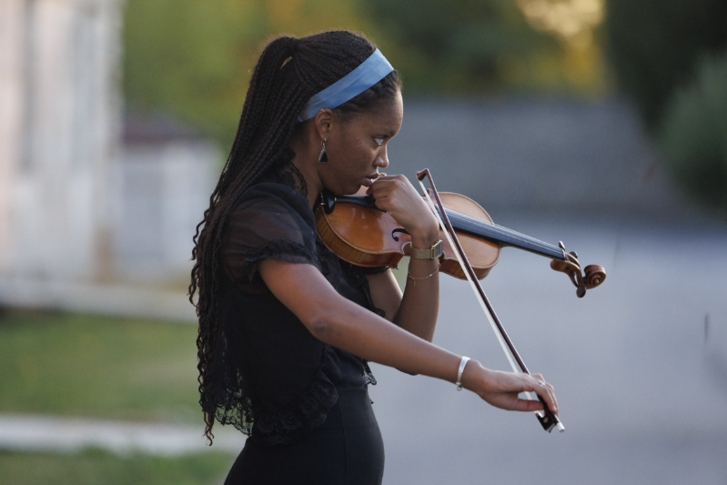 Jeune fille jouant du violon